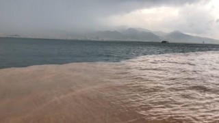 İzmir'i sağanak vurdu