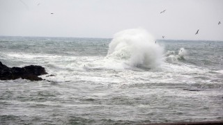 Şile'de dev dalgalar ve kar