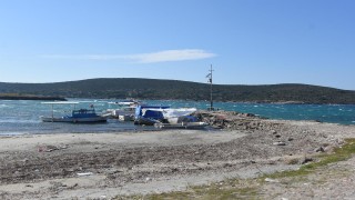 Çeşme'de deniz çekildi, tekneler karaya oturdu