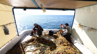 İzmir'de 2 çocuk annesi kadın 20 yıldır eşiyle tekne balıkçılığı yapıyor