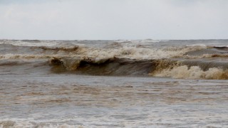  Karataş sahilindeki kirlilik nedeniyle Akyatan Lagünü'nün girişi kapatıldı