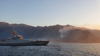 Muğla'da koyda çıkan yangına denizden müdahale