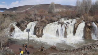 Muradiye Şelalesi, ilkbaharda coştu
