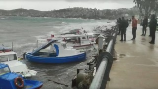 Dikili'de fırtına tekneleri batırdı