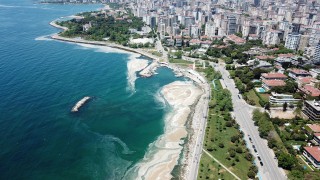 Kadıköy Caddebostan Sahili'nde deniz salyası