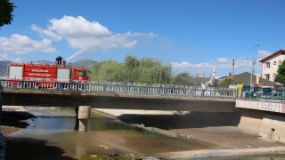 Kuruyan çaydaki balıklara itfaiyeden 'can' suyu