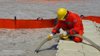 Çanakkale'de ilk gün denizden 17 ton müsilaj çekildi