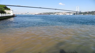 İstanbul Boğazı kahverengi oldu