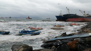 Kartal'da sürüklenen gemi kıyıdaki gemiye yaslandı