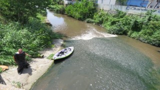Lüleburgaz'da iki kişi dere kirliliğine dikkati çekmek için kano turu yaptı