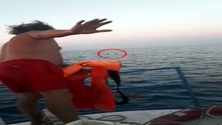 Tekneleri alabora olan amatör 3 balıkçıyı kurtardığı anlar kamerada: Denizdeki canları aldık