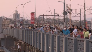 Galata Köprüsü'nde balık bereketi