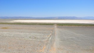 Marmara Gölü kurudu, zemininde derin yarıklar oluştu