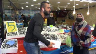 Rize’de kilo fiyatı 5 TL’ye düşen istavrit, kasayla satılıyor