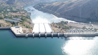 Keban Baraj Gölü'nde suların çekilmesiyle dev obruk ortaya çıktı