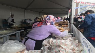 İzmir'deki şenlikte 2,5 ton hamsi dağıtıldı