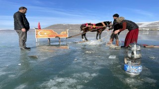 Çıldır Gölü'nde Eskimo usulü balık avlayan aile yörenin turizm elçisi gibi çalışıyor