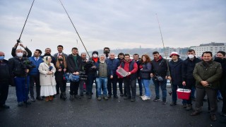 Gazeteciler 10 Ocak vesilesiyle Galata Köprüsü’nde balık tuttu