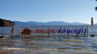 Köyceğiz Gölü taştı, restoran ve kafeler su altında kaldı