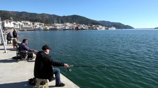 Marmaris'te güneşli havayı görenler sahile koştu