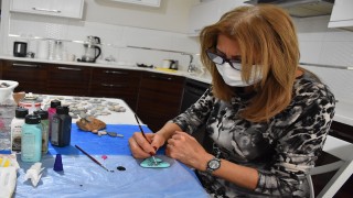 Karadeniz sahilinden topladığı taşları sanat eserine dönüştürüyor