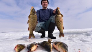Nazik Gölü'nde "eskimo usulü" balık avı