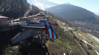 Dağın tepesindeki 15 metrelik tekne doğaseverlerin rotasında