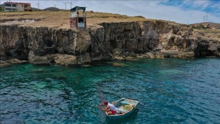Günleri kayalıklara kurdukları kulübede balık nöbeti tutarak geçiyor