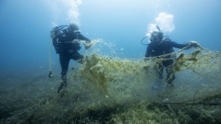 İzmirli dalgıçlar "vira bismillah" öncesi "hayalet ağ" temizledi