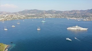 Bodrum'un maviyle yeşilin bütünleştiği koylarında yat hareketliliği yaşanıyor