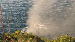 Motor bölümünde yangın çıkan balıkçı teknesi battı