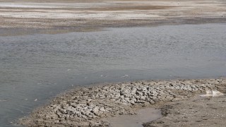 Sivas'ta kurutulan göle itfaiye ekipleri su takviyesi yapıyor