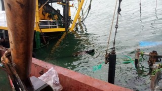 Karaya oturduktan sonra kurtarılan balıkçı teknesi tersaneye götürülürken battı