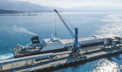 Deprem bölgelerine gemiyle yardım malzemesi sevkiyatı sürüyor