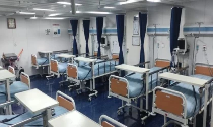 Dev çıkarma gemileri depremzedeler için yüzer hastane oldu