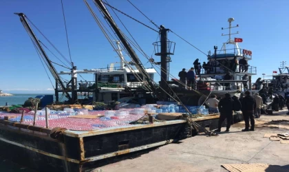 Depremlerden etkilenen Hatay'a, Adana'nın Karataş ilçesinden balıkçı tekneleriyle yardım malzemesi sevkiyatı yapıldı.