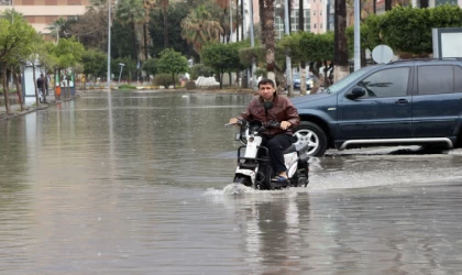 İskenderun'da lodos ve sağanak hayatı olumsuz etkiledi