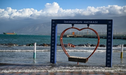 İskenderun'da lodosta yükselen deniz suyu çekilmeye başladı