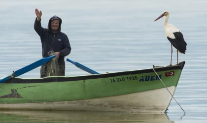"Yaren" leylek göl manzaralı yuvasının bulunduğu Eskikaraağaç'a 12'nci yılında da geldi