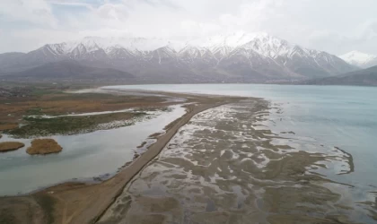 Bahardaki yağışlara rağmen Van Gölü'ndeki çekilme devam ediyor