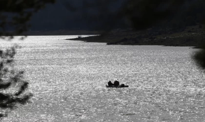Bolu'da gölette teknenin alabora olması sonucu kaybolan kişiyi arama çalışmaları sürüyor