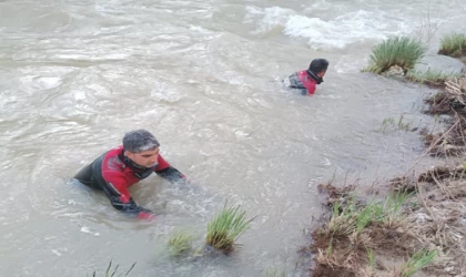 Malatya'da takılan oltasını kurtarmak için çaya giren çocuk boğuldu