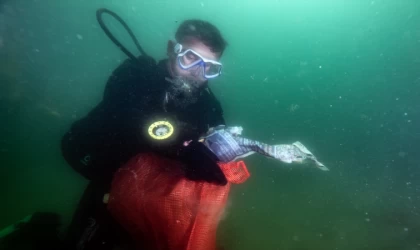 Balıkadamlar Caddebostan Sahili'nde deniz dibi temizliği yaptı