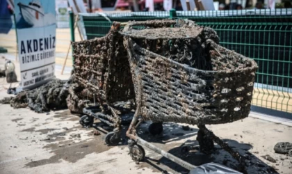 Mersin'de deniz dibinden alışveriş sepeti, halat ve çanak anten çıktı