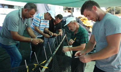 Çanakkale'de teknelerini hazırlayan balıkçılar av alanlarına duayla uğurlandı