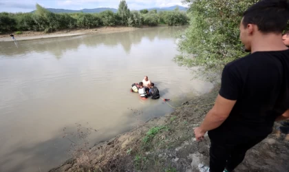 Düzce'de Melen Çayı'na düşen kişiyi itfaiye ve AFAD ekipleri kurtardı