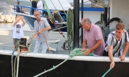 Karadeniz'e ağ atacak Kırklarelili balıkçılar, av yasağının sona ereceği saati bekliyor