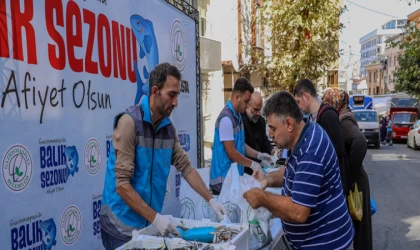 İstanbul'da kayıt dışı avlandığı için el konulan 3 ton balık vatandaşlara dağıtıldı