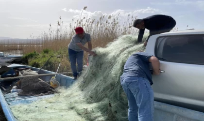 Beyşehir Gölü'ne avlanma yasağı döneminde serilmiş yüzlerce metre ağ yakalandı