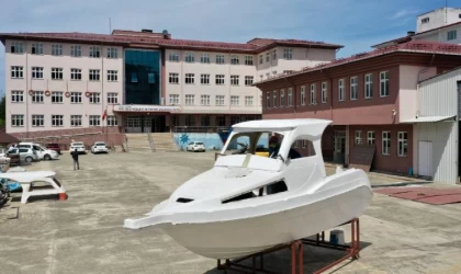 Tersane gibi okulda öğrenciler çelik ve fiber tekne üretiyor